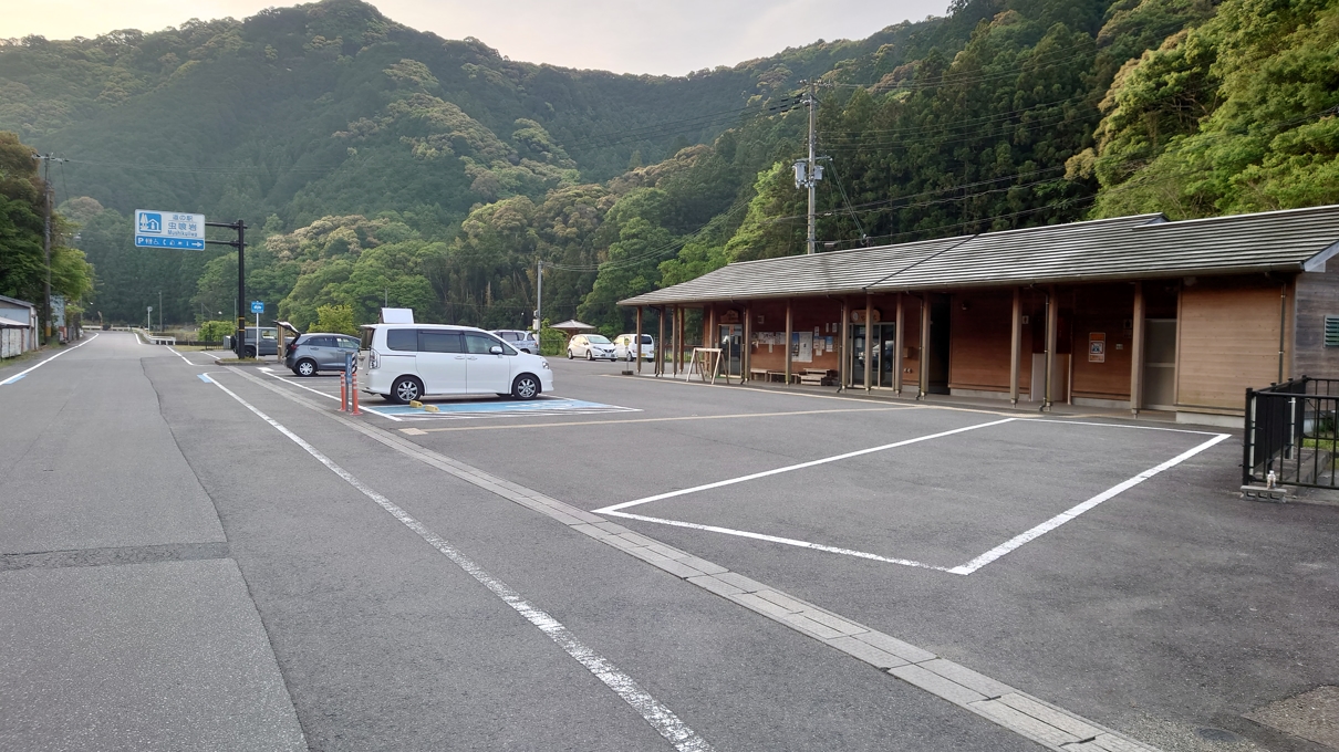 高池の虫食岩3