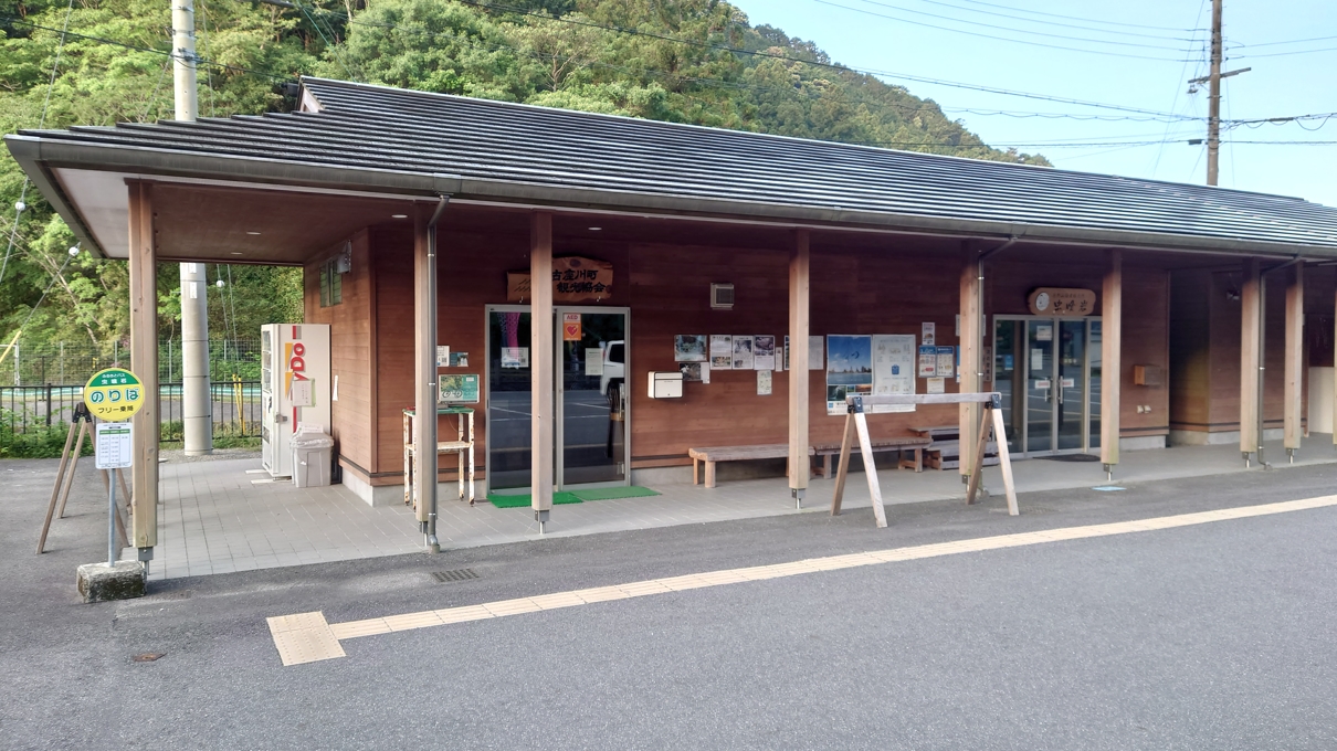 高池の虫食岩4